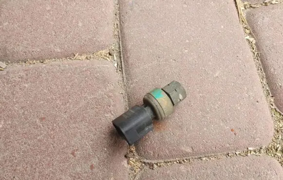 Opel Astra J Fuel pressure sensor 13579380
