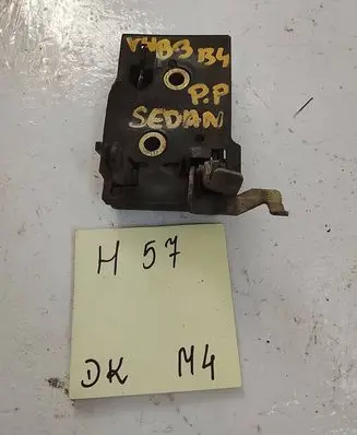 Volkswagen PASSAT B4 Front door lock 357837016G