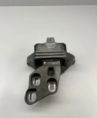 Mercedes-Benz A W176 Engine mount bracket A2462400617 000914120 76S0072313