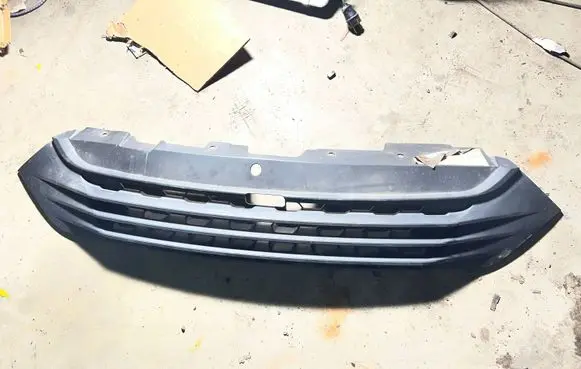 Iveco Daily 6th gen Front bumper upper radiator grill