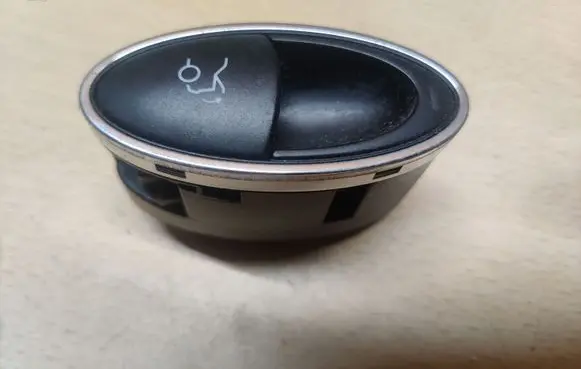 Mercedes-Benz E AMG W211 Tailgate opening switch A2118211151
