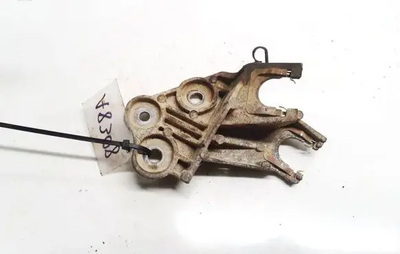 Engine mounting bracket