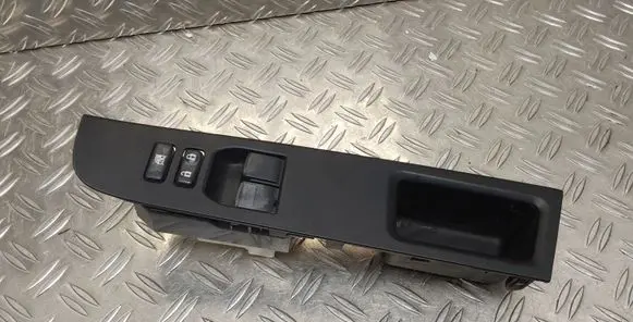 Toyota Yaris Electric window control switch 742320D680