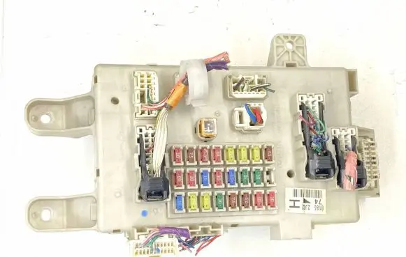 Toyota Land Cruiser (J120) Fuse module 82730-60080