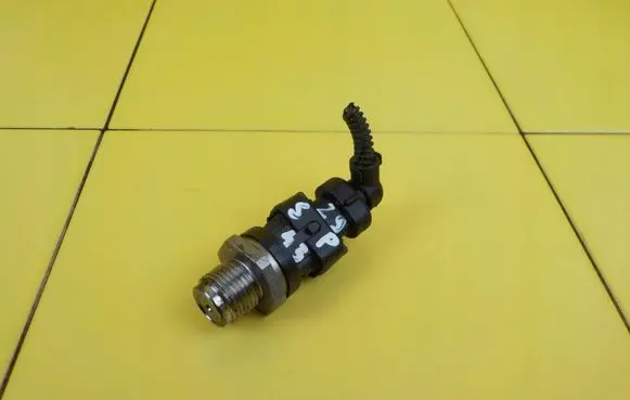 Opel Corsa E Fuel pressure sensor 028100616 29SP43