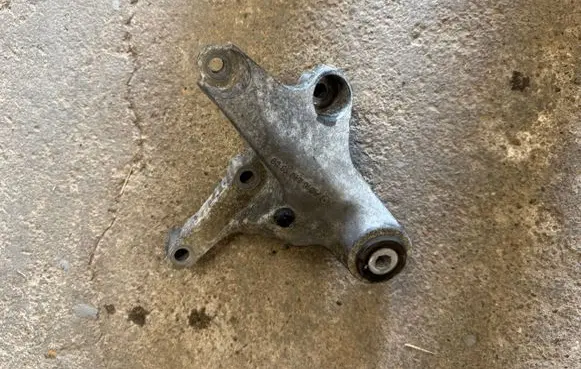 Mercedes-Benz A W176 Engine mounting bracket A2462401309