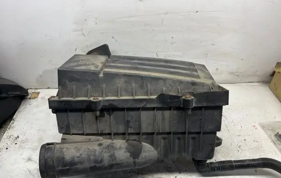 Volkswagen PASSAT B6 Air filter box 3C0129607BD
