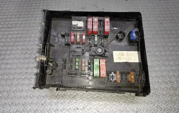 Volkswagen Golf V Fuse module 1K0937125A