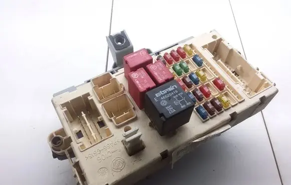 Fiat Stilo Fuse module 51711823 3Y9DAVG6D 501209560040