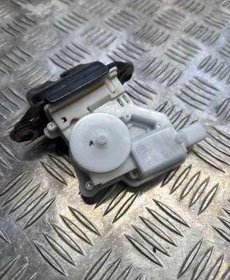 Loading door lock