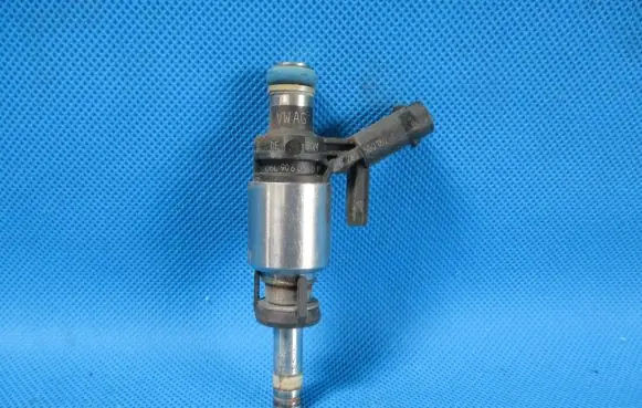 Audi A4 S4 B8 8K Fuel injector 06L906036D