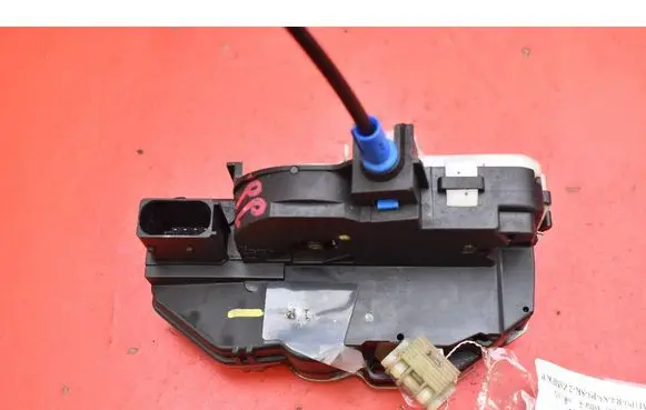 Opel Astra J Front door lock 3023880