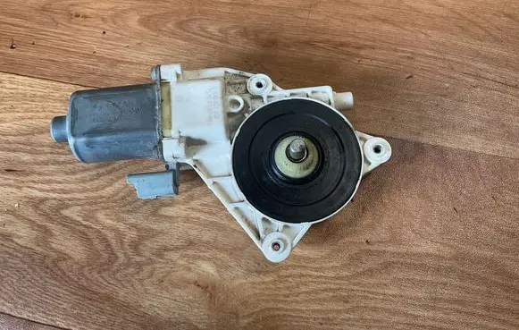 Nissan Micra Front door window regulator motor 0130822202 1510030708
