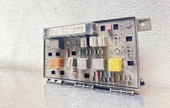 Opel Zafira B Fuse module 13206752