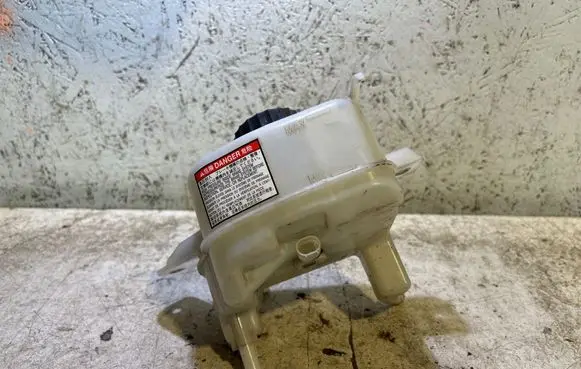 Toyota Yaris Brake fluid reservoir 