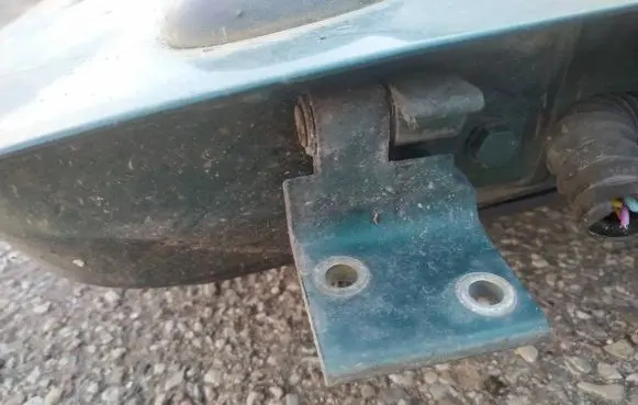 Front door upper hinge