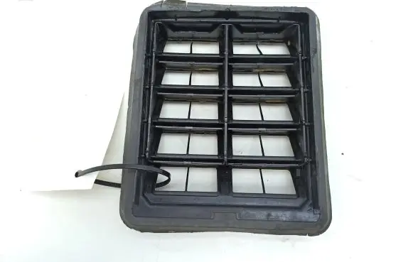 Quarter panel pressure vent