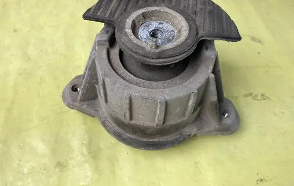Mercedes-Benz C W204 Engine mount vacuum valve A2042400117