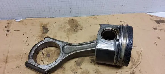 Subaru Outback Piston with connecting rod