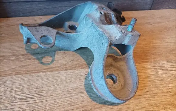 Audi A6 S6 C5 4B Engine mounting bracket 4B0199352B
