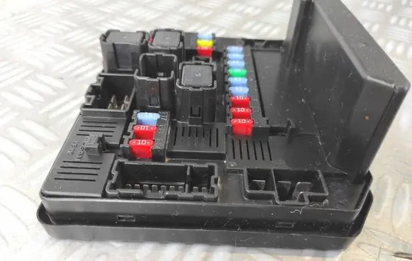 Nissan Qashqai Fuse module 284B7JD02A