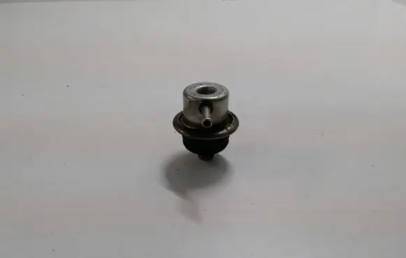 Volkswagen Golf IV Fuel pressure regulator 037133035C 0280160557