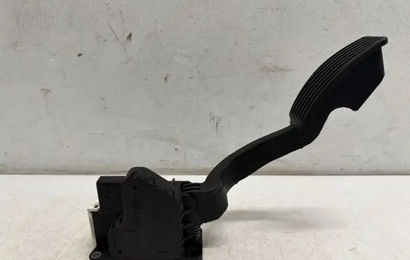 Opel Adam Accelerator throttle pedal 13305804