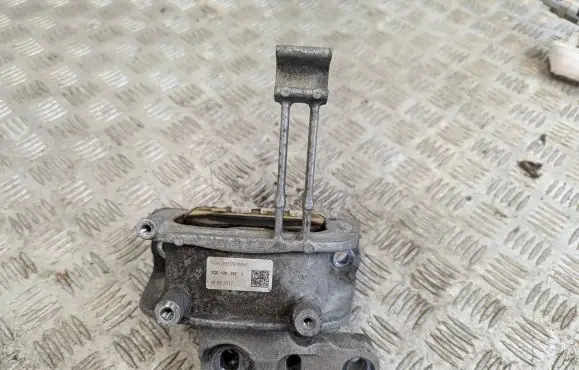 Skoda Superb B8 (3V) Engine mounting bracket 3Q0199262J