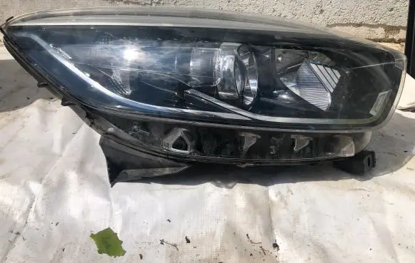 Renault Captur Headlight/headlamp 260100961R