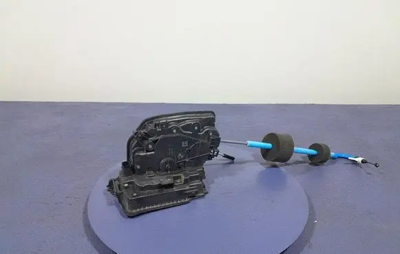 BMW X3 E83 Front door lock 9492094