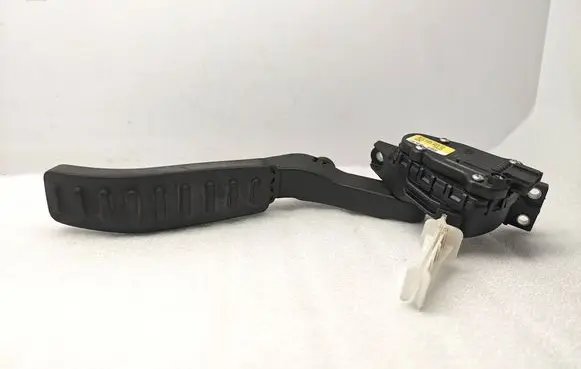 Accelerator throttle pedal