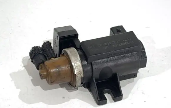 BMW X6 E71 Fuel pressure regulator 7582652