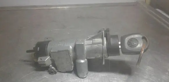 Volkswagen PASSAT B5.5 Ignition lock 4B0905851D