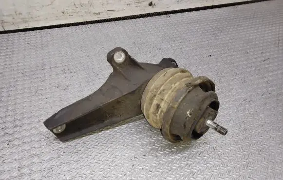 BMW 5 E39 Engine mount bracket