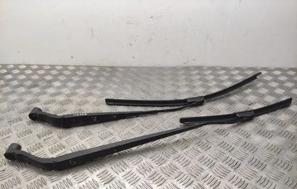 Nissan X-Trail T32 Front wiper blade arm