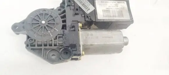 Peugeot 307 Front door window regulator motor 9637130580