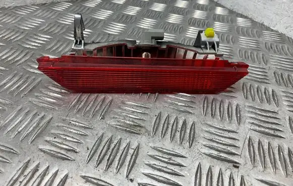 Toyota Yaris Third/center stoplight 52023