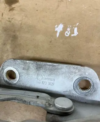 Volkswagen Caddy Engine bonnet/hood hinges 1T0823302F