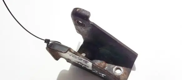Mitsubishi Carisma Engine mounting bracket