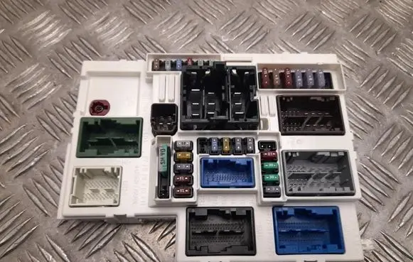 Opel Astra L Fuse box set 9857474480