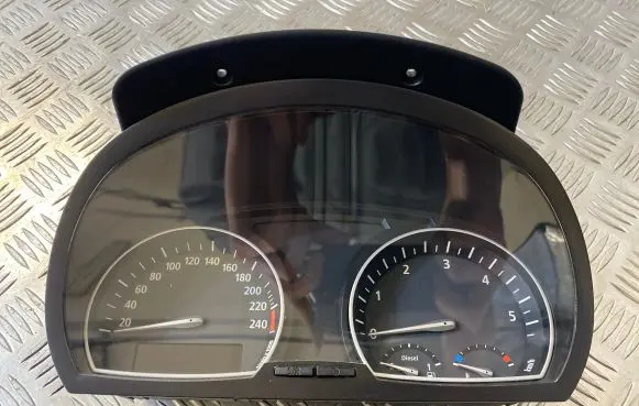 BMW X3 E83 Speedometer (instrument cluster) 102464021 25811510 341312601