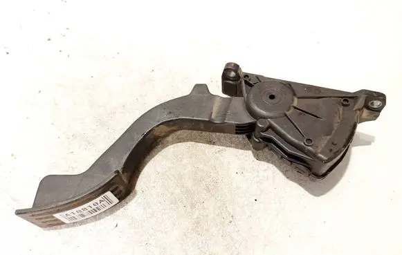 Accelerator throttle pedal