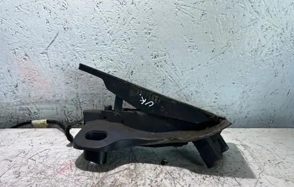 Volkswagen Touran II Accelerator throttle pedal 65104100