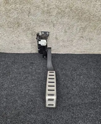 Accelerator throttle pedal