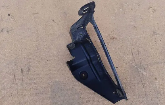 Audi A4 S4 B7 8E 8H Intercooler pipe mounting bracket 8E0145814F