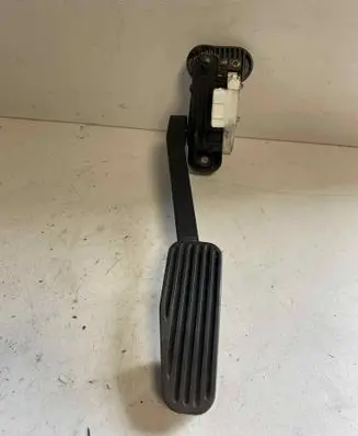 Accelerator throttle pedal