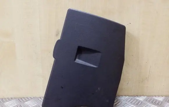 Toyota Avensis T270 Fuse box cover 8266205210