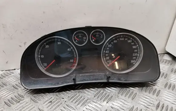 Volkswagen PASSAT B5.5 Speedometer (instrument cluster) VWZ7Z0A3658969 3B0920805A