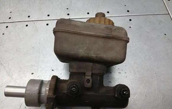 Skoda Octavia Mk1 (1U) Master brake cylinder 21027099