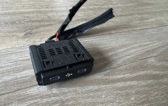 Renault Austral USB socket connector 284H38566R